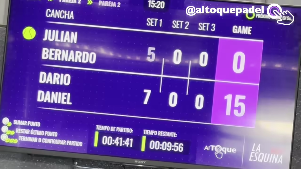 El marcador de AlToque en la TV de una cancha, con el tanteo del partido en vivo